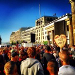 Montagsdemo, Konsum und Ausbruch des Ersten Weltfriedens