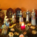 Leise rieselt der Schnee, laut erklingt der Heilige Name Leise rieselt der Schnee, laut erklingt der Heilige Name